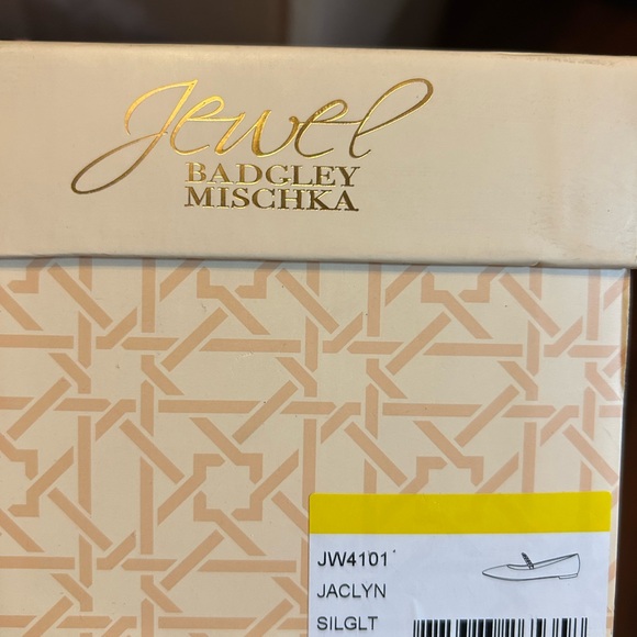 Badgley Mischka women’s Glittering Silver Flats - Picture 4 of 6